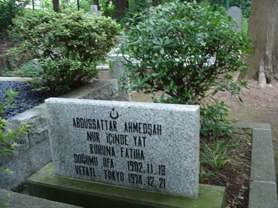 Могила Габдулсаттара Ахмедши в Токио